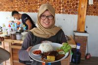 Mantul! Legit Bebek Bakar Sambel Cobek Khas Soreang Dicocol Sambal Segar
