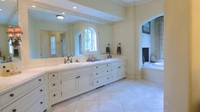 Kamar mandinya pun sangat luas dan ada enam buah kamar mandi utama di tiap kamar dan tiga lainnya di luar kamar. Dok. Harry Norman Realtor/TNI Press