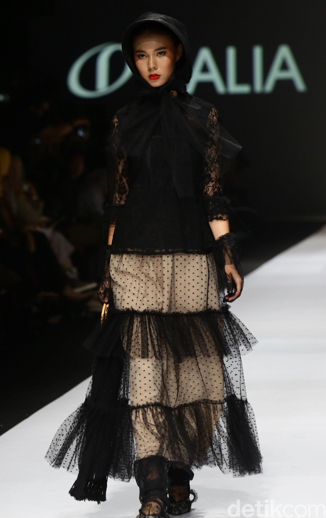 Rancangan Barli Asmara di JFW 2020 mengangkat tema Feminine Monochrome yang terinspirasi dari perempuan Indonesia yang lembut dan kuat. Foto: Rachman Haryanto/ detikcom.