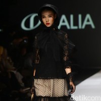 Rancangan Barli Asmara di JFW 2020 mengangkat tema Feminine Monochrome yang terinspirasi dari perempuan Indonesia yang lembut dan kuat. Foto: Rachman Haryanto/ detikcom.