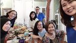 Momen Asyik Melly Goeslaw yang Tampil Sedehana Saat Kulineran