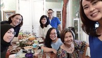 Rupanya warna hitam menjadi warna andalan Melly saat menggunakan setelan sederhana ini. Sebelum menyantap makanan di depannya, Melly mengajak keluarganya untuk berfoto bersama. Foto: Instagram @melly_goeslaw