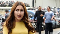Lalu ada foto Ayu Ting Ting yang terlihat bete. Pool/Noel/detikFoto.