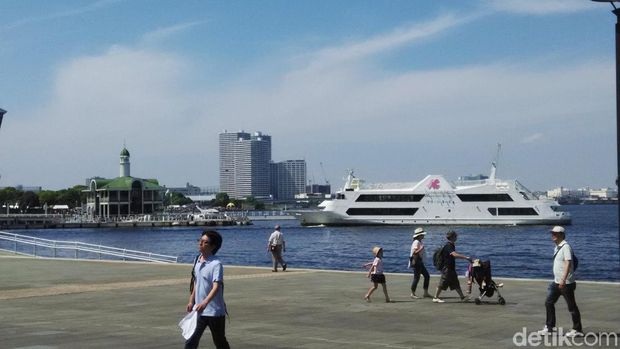 Yokohama Tempat Liburan Susi: Tempat Nongkrong di Depan Kapal Pesiar
