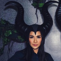 Terakhir yang baru-baru ini mengunggah penampilannya sebagai Maleficent adalah aktris Maudy Koesnaedi. Bintang film Si Doel Anak Sekolahan itu tidak seniat Cinta Laura atau Jessica Iskandar saat bergaya bak Maleficent. Maudy hanya memakai tanduk serupa Maleficent dalam aksinya memakai kostum tersebut. Tak kunjung mendapat kepastian dari Bang Doel, Zaenab memilih menjadi #maleficent, demikian Maudy berguyon di keterangan fotonya. Foto: Dok. Instagram