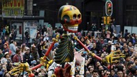 Pada 1 November orang-orang biasanya mengenang anak-anak yang sudah meninggal. Sedangkan pada tanggal 2 November adalah peringatan orang dewasa. (Foto: Reuters)
