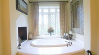 Tiga kamar mandi dilengkapi dengan bath tubs dan salah satunya menghadap langsung ke arah taman. Dok. Harry Norman Realtor/TNI Press
