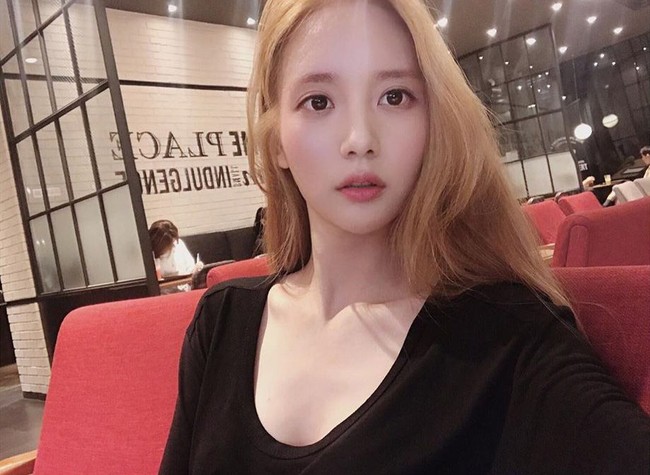 Han Seo Hee kembali terlibat dalam skandal artis Korea. Belakangan wanita 24 tahun tersebut jadi perbincangan setelah mengungkap bahwa Wonhoo Monsta X memiliki utang dengan pacarnya, Jung Da Eun dan pernah ditahan di penjara remaja. Foto: Instagram @hxxsxxhee