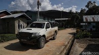Warga di kawasan Krayan, Kabupaten Nunukan, Kalimantan Utara, nampak beraktivitas menggunakan mobil berpelat Malaysia.