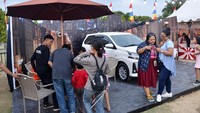 Pengunjung terlihat antusias menyaksikan dan mengikuti rangkaian acara Festival Avanza-Veloz Sebangsa. Istimewa/Toyota-Astra Motor.