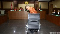 Sofyan berjalan menuju kursi pesakitan untuk menjalani sidang vonis.