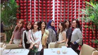 Lihat, tampilan sederhana dengan kemeja kotak-kotak saat sedang nongkrong di kafe membuat Melly tampak awet muda bukan? Foto: Instagram @melly_goeslaw