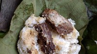 Nasi jangkrik tahun ini dibagikan melalui kecamatan karena pandemi corona. Isinya nasi putih, jangkrik goreng dan uyah asem. Foto: Istimewa