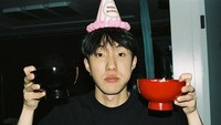 Rayakan ulang tahun, Zion.T unggah foto dirinya tengah memegang dua mangkuk dan mulut berisi penuh makanan. Foto: Instagram @ziont