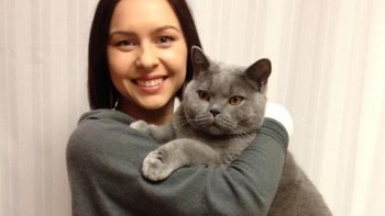 Si pemilik kucing pakai baju warna senada dengan kucing yang digendongnya. Kompak! Foto: via Bored Panda