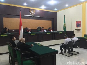 Pembunuh Pengusaha Rongsokan di Mojokerto Nangis Usai Divonis Mati