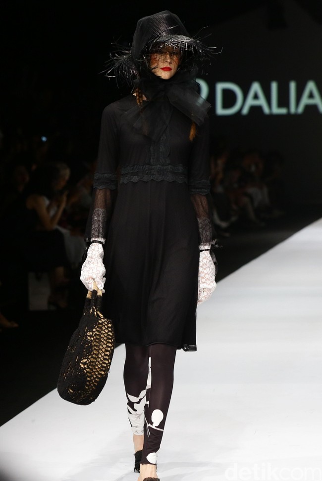 Rancangan Barli Asmara di JFW 2020 mengangkat tema Feminine Monochrome yang terinspirasi dari perempuan Indonesia yang lembut dan kuat. Foto: Rachman Haryanto/ detikcom.