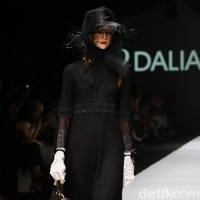 Rancangan Barli Asmara di JFW 2020 mengangkat tema Feminine Monochrome yang terinspirasi dari perempuan Indonesia yang lembut dan kuat. Foto: Rachman Haryanto/ detikcom.