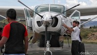 Seorang pilot bule pesawat perintis sedang mempersiapkan untuk perjalanan menuju desa Krayan di batas paling utara Indonesia-Malaysia di kepulauan Kalimantan.
