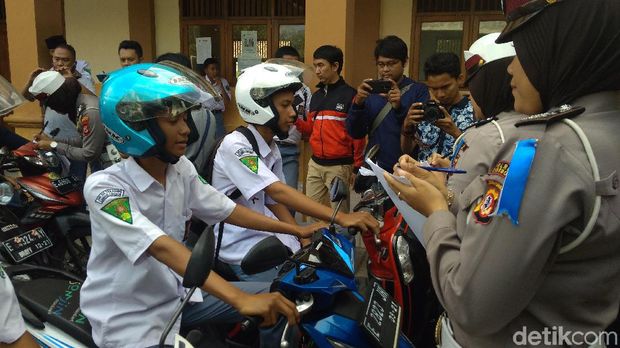 Polisi Cirebon 'Razia' Kendaraan Pelajar di Depan Gerbang Sekolah