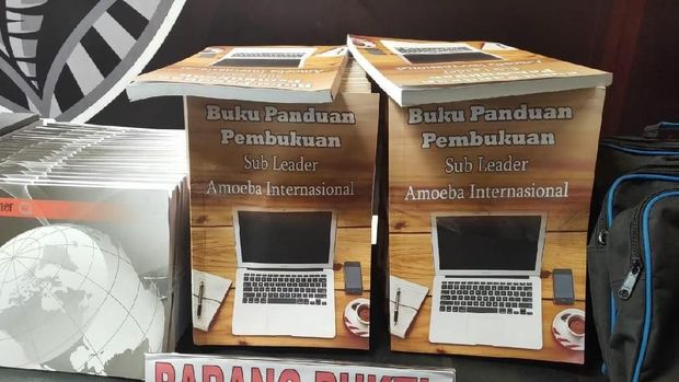 Barang bukti buku-buku yang disita terkait kasus QNet