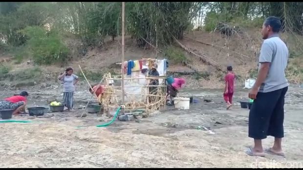 Krisis Air Bersih Warga Brebes Buat Sumur Di Dasar Sungai