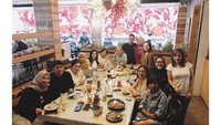 Tak hanya makan di rumah saja, meskipun makan di restoran penampilan Melly jauh dari kata nyentrik. Di tengah-tengah hidangannya, ia juga sempatkan untuk berfoto. Foto: Instagram @melly_goeslaw