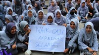 Sejumlah spanduk tuntutan yang ditujukan kepada Gubernur Jabar Ridwan Kamil dibentangkan.