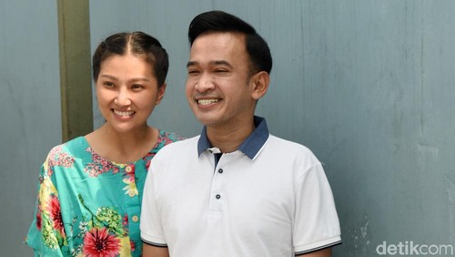 Sarwendah dan Ruben Onsu saat ditemui di studio Trans TV.