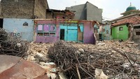 Sisa-sisa bongkaran bangunan masih terlihat menumpuk di lokasi.
