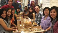Risa juga sering kumpul bersama teman-temannya. Agenda mereka adalah makan enak dan tentu saja ngobrol bareng. Foto: Instagram santosorisa
