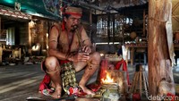 Elyas Yesaya nampak sedang memainkan alat musik tiup di Krayan, Kabupaten Nunukan, Kalimantan Utara.
