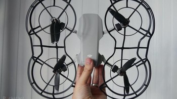 Mavic Mini dapat mereka video dalam resolusi 2,7K di 30 frames per second atau 1.080p dengan 60 frames per second. Fotonya resolusi 12 megapixel menggunakan kamera yang dipasang di gimbal three axis. Foto: Pocket Lint