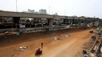 Proyek tol yang membentang di atas Jalan DI Panjaitan sudah terlihat wujudnya.