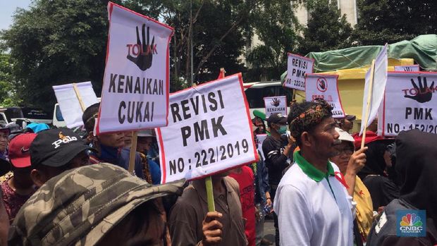 Penjelasan Bos Bea Cukai Kepada Petani Tembakau yang Demo