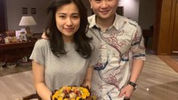 Ini kebahagiaan Risa saat mendapat kejutan kue ulang tahun dari kekasihnya, Michael Sugijanto. Keduanya terlihat serasi ya? Foto: Instagram santosorisa