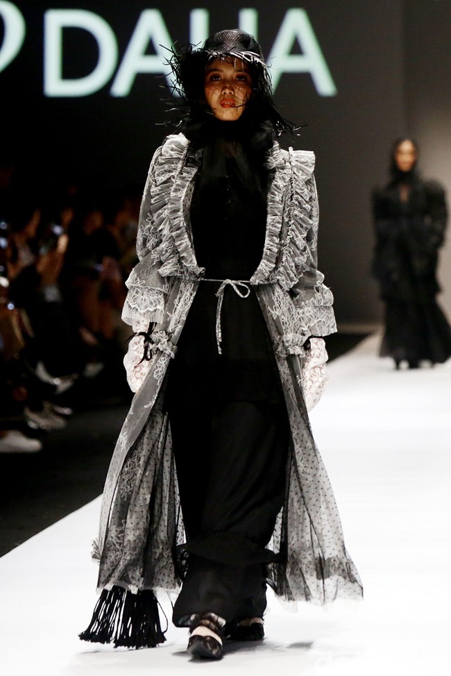 Rancangan Barli Asmara di JFW 2020 mengangkat tema Feminine Monochrome yang terinspirasi dari perempuan Indonesia yang lembut dan kuat. Foto: Rachman Haryanto/ detikcom.
