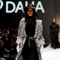 Rancangan Barli Asmara di JFW 2020 mengangkat tema Feminine Monochrome yang terinspirasi dari perempuan Indonesia yang lembut dan kuat. Foto: Rachman Haryanto/ detikcom.