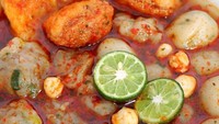 Di Jakarta Timur ada Baso Aci Reunceum yang menawarkan baso aci pedas yang nikmat disantap hangat. Tambahan perasan jeruk limau menambah kelezatan baso aci ini. Kalau kurang puas bisa juga lho beli baso aci kemasan siap olah. Foto: instagram