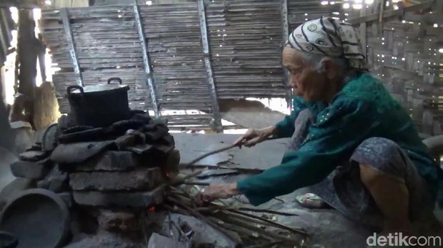 Sebatang kara di gubuk reyot/