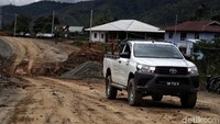 Ada sejumlah hal yang membuat warga di perbatasan Indonesia dengan Malaysia tersebut lebih memilih membeli mobil dari negara tetangga. Salah satu faktornya adalah harga mobil yang lebih murah.