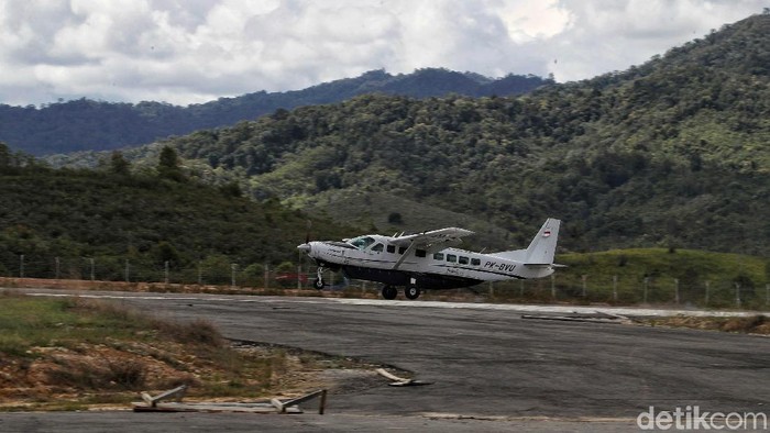 Pesawat kecil atau yang biasa disebut (perintis) Susi Air mengantarkan masyarakat dari Bandar Udara Nunukan menuju Bandra Udara Yuvai Semaring Krayan, Kalimantan Utara.
