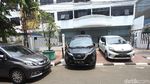 Duh, Mobil Mewah Parkir di Trotoar