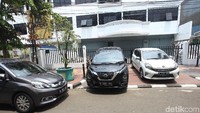 Padahal ancaman parkir di trotoar ialah pidana atau denda maksimal Rp. 250.000.