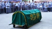 Keranda mayat yang mereka bawa diletakkan di halaman RSUD Al-Ihsan Baleendah, Kabupaten Bandung.