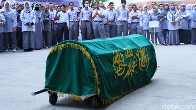 Bawa Keranda, Pegawai RSUD Al-Ihsan Tuntut Transparansi Pemprov Jabar