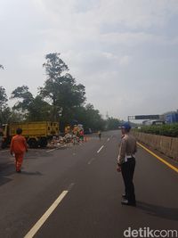 Ban Pecah, Truk Sampah Terguling di Tol Purbaleunyi