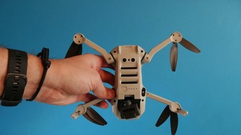 Kontrollernya kompatibel dengan perangkat Android dan iOS via aplikasi DJI Fly. Ia punya dua mode penerbangan untuk pemula ataupun untuk yang sudah berpengalaman. Foto: Pocket Lint