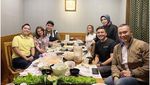Momen Asyik Melly Goeslaw yang Tampil Sedehana Saat Kulineran
