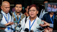 Saat ditemui awak media, Anita Wahid memandang persoalan dampak penerapan UU KPK baru ini tak disorot mendalam oleh masyarakat. Salah satu penyebabnya ialah banyaknya isu yang dibuat untuk mengalihkan pikiran masyarakat.